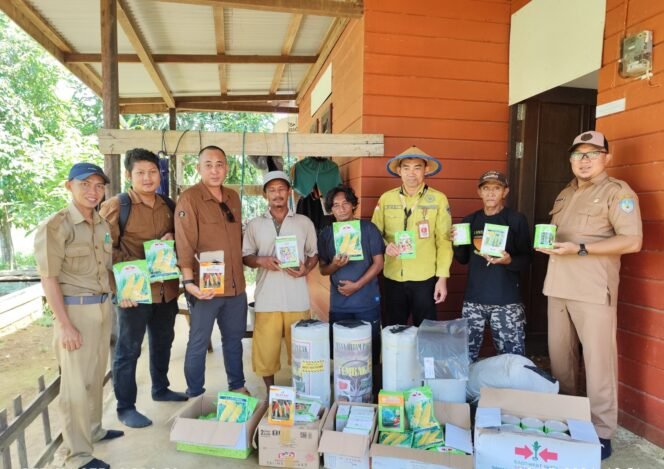 
					PERTANIAN KELUARGA : DPKP Kaltara menyerahkan bantuan kepada Ketua Kelompok Tani (Poktan) Suka Maju Desa Tideng Pale, Kecamatan Sesayap beserta pengurus kelompok tani, Selasa (30/7).