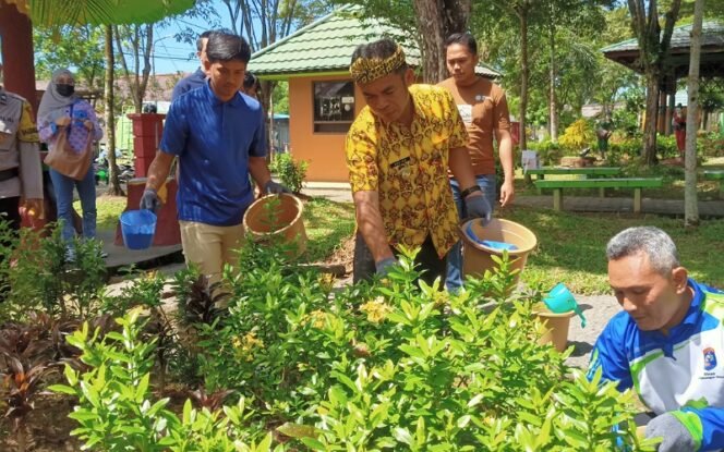 
					PJ Walikota Tarakan Bustan Bersama Perwakilan Pertamina EP Tarakan Field dan Dinas Lingkungan Hidup Menaburkan Pupuk Organik di Taman Oval Markoni. Foto: fokusborneo.com