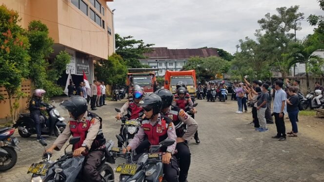 
					Pendistribusian kotak suara PSU dari Gudang KPU di MPP ke Kelurahan. Foto : Fokusborneo.com 