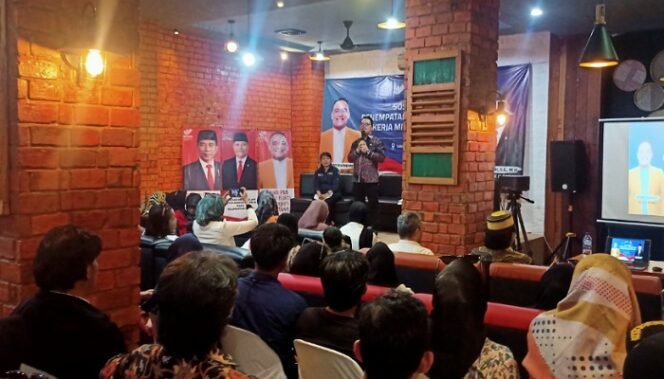 
					Anggota DPD RI Hasan Basri Bersama BP2MI Memberikan Sosialisasi Terkait Pekerja Migran Indonesia di Kaltara Belum Lama Ini. Foto: fokusborneo.com