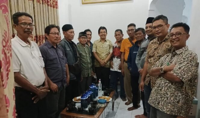 
					Bung Parlan disambangi sesepuh Jawa diskusi sambil ngopi. Foto : Ist 