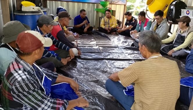 
					SEKOLAH LAPANG : Kepala KPH Tarakan, Ridwanto Suma saat membuka praktek pembuatan pakan ikan zero waste bagi KUPS Agroforestry Gapoktanhut Lestari Gunung Selatan, Kelurahan Kampung 1/Skip, Kecamatan Tarakan Tengah. Foto: KPH Tarakan 