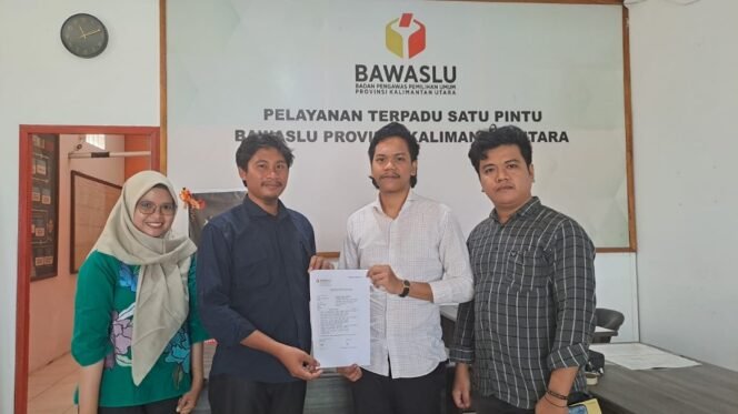 
					LBH-HANTAM mendampingi kliennya atas nama Muhammad Andi Darmawan laporkan dugaan ijazah palsu ke Bawaslu Kaltara. Foto : Ist 