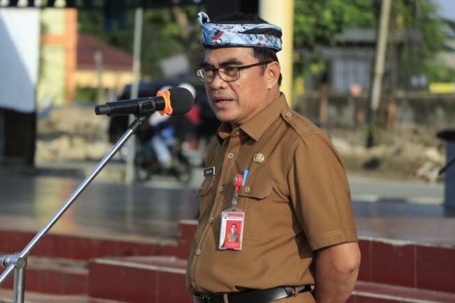 
					Sekretaris Provinsi (Sekprov) Kaltara, Dr H. Suriansyah, M.AP memimpin apel rutin di lingkungan Pemprov Kaltara di Lapangan Agathis, Senin (15/7) pagi.