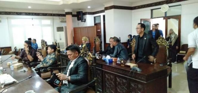 
					Anggota DPRD Kota Tarakan periode 2019-2024 saat rapat paripurna. Foto : Ist 