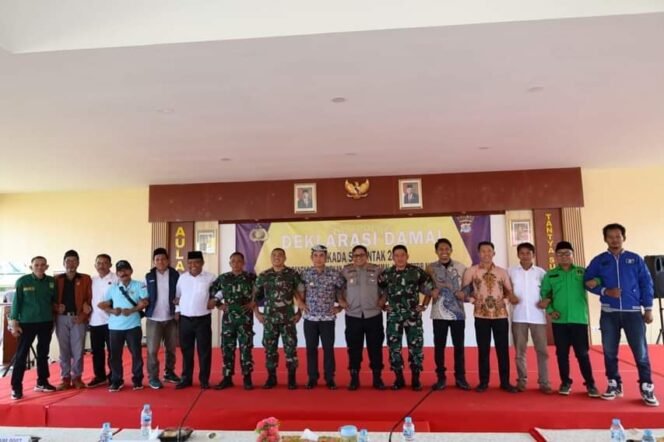 
					Penjabat (Pj) Wali Kota Tarakan, Komisi Pemilihan Umum (KPU), Badan Pengawas Pemilu (Bawaslu) beserta Polres Tarakan dan perwakilan Partai Politik (Parpol) melakukan deklarasi damai, Jumat (23/8/2024).