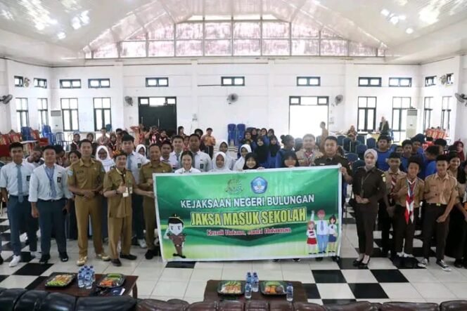 
					Sekretaris Dinas Pendidikan dan Kebudayaan Kabupaten Tana Tidung Irdiansyah, S.Sos., M.M. menghadiri sekaligus membuka kegiatan Sosialisasi Bahaya Judi Online, Bullying, dan Pelecehan Seksual Program Jaksa Masuk Sekolah oleh Kejaksaan Negeri Bulungan di Gedung Serbaguna Disdikbud KTT, Selasa, (23/7/2024).

