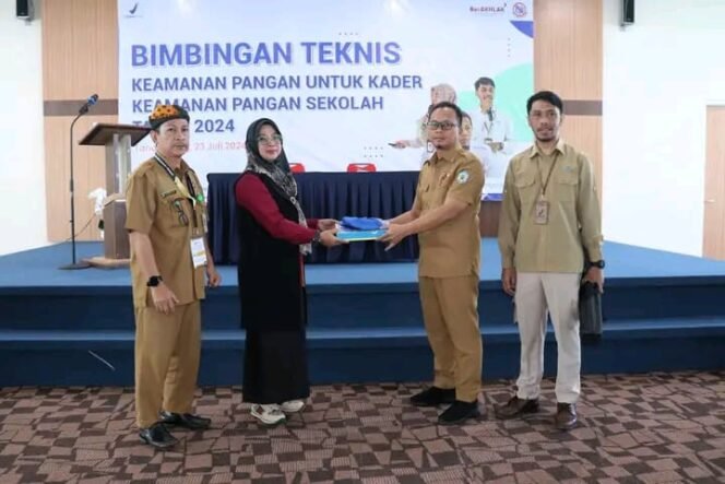 
					Sekretaris Dinas Pendidikan dan Kebudayaan Kabupaten Tana Tidung Irdiansyah, S.Sos., M.M. menghadiri sekaligus membuka kegiatan Bimbingan Teknis Keamanan Pangan untuk Kader Keamanan Pangan Sekolah di Ruang Pertemuan Bank Kaltimtara Tana Tidung, Selasa, (23/7/2024).

