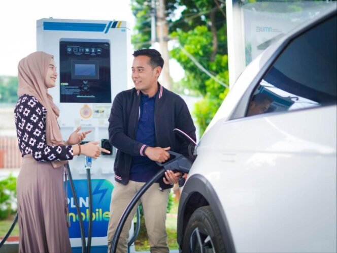 
					Pelanggan sedang melakukan pengisian daya di Stasiun Pengisian Kendaraan Listrik Umum (SPKLU) yang berlokasi di Kantor PLN Unit Induk Distribusi Jawa Tengah dan D.I. Yogyakarta.