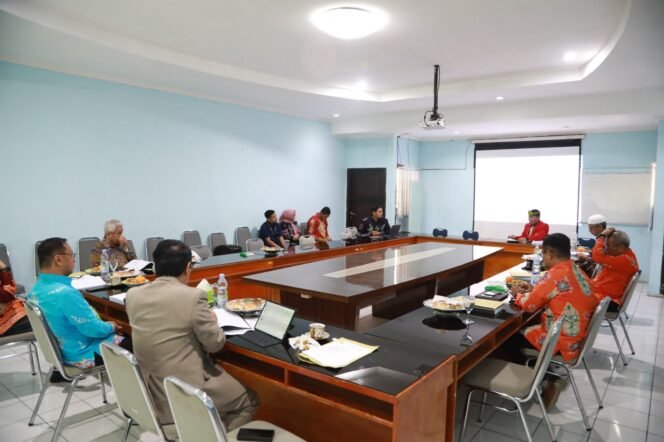
					UJIAN TERTUTUP : Gubernur Kaltara, DR (HC) H Zainal A Paliwang, M.Hum memaparkan disertasinya pada ujian tertutup yang digelar di Ruang Pertemuan Fisip Unhas, Selasa (30/7). 

