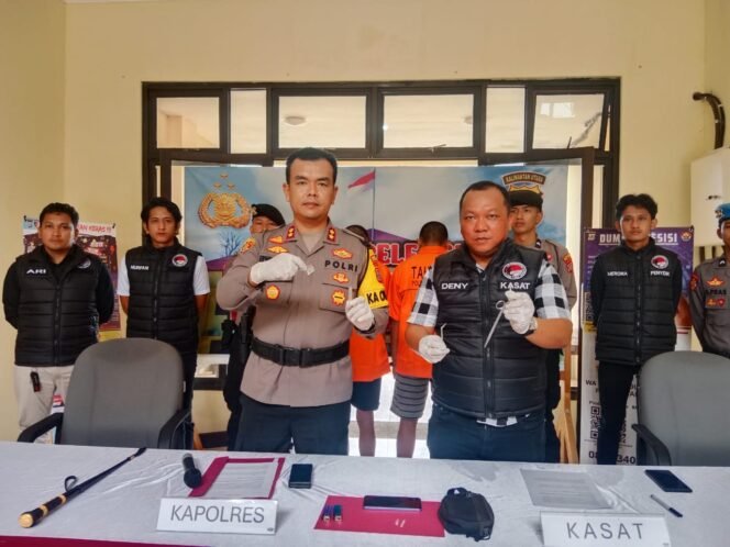 
					Kapolres Tana Tidung, AKBP Erwin Syahputra dan Kasat Reskoba Iptu Deny Mardiyanto menunjukkan barang bukti kasus narkotika.