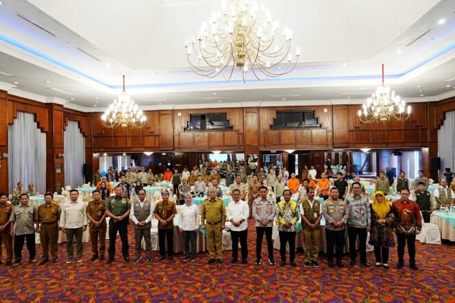 
					ABADIKAN MOMEN : Gubernur Kaltara, DR. (H.C) H. Zainal A Paliwang, M.Hum, mengabadikan momen foto bersama usai penandatangan kesepakatan bersama perwakilan pimpinan daerah Wilayah Kalimantan, Selasa (6/8/2024).

