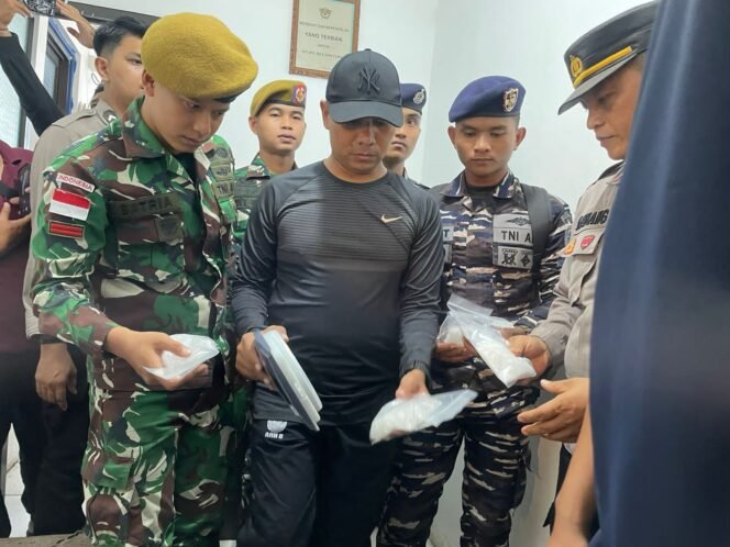 
					Satgas Pamtas RI-Malaysia Yonarhanud 8/MBC Kodam VI/Mulawarman berhasil menggagalkan upaya penyelundupan narkotika jenis sabu seberat 520 gram bersama Tim Gabungan yang terdiri dari Polres Nunukan, Lanal Nunukan, Subdenpom Nunukan, dan Bea Cukai Nunukan di Pelabuhan Tunontaka, Rabu (07/8/24)