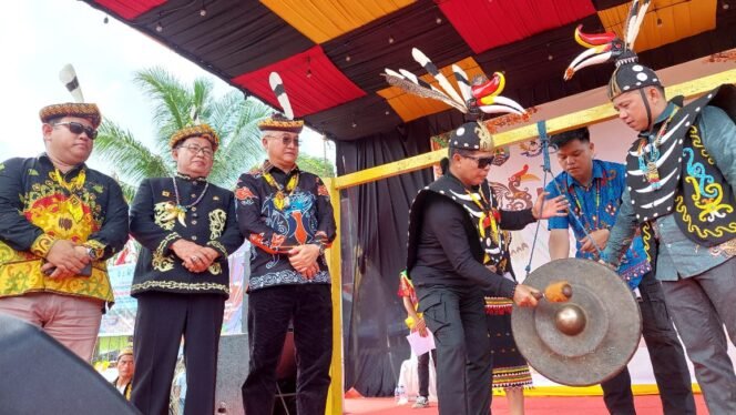 
					Gubernur Kaltara, Zainal A Paliwang saat memukul gong dalam pembukaan mubes ke-VIII masyarakat adat Dayak Bulusu.