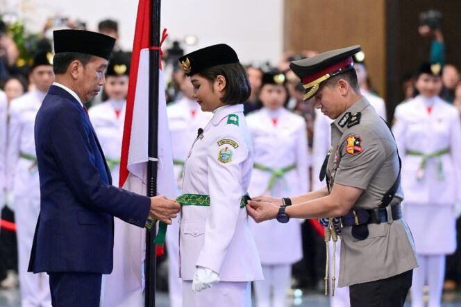 
					Presiden Joko Widodo mengukuhkan 76 pelajar menjadi anggota Pasukan Pengibar Bendara Pusaka (Paskibraka) Tahun 2024. Pengukuhan tersebut pertama kali digelar di Istana Negara, Ibu Kota Nusantara (IKN), pada Selasa, 13 Agustus 2024.

