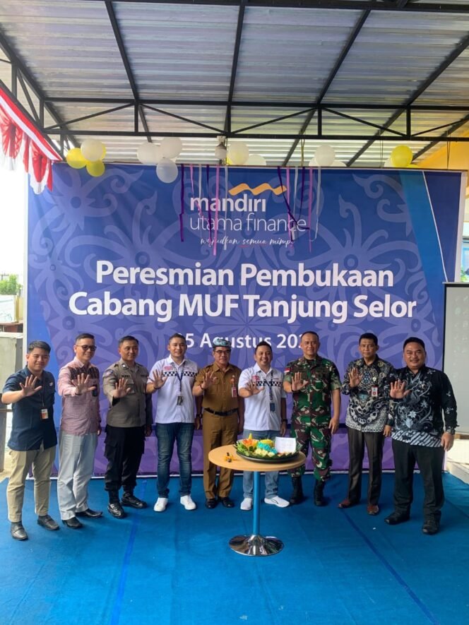 
					PT Mandiri Utama Finance (MUF) meresmikan kantor cabang baru di Tanjung Selor, Kalimantan Utara.
Dari kiri ke kanan: Perwakilan Mandiri Taspen Sena, Kepala Cabang KC Mandiri Pinggir Dony, Perwakilan Kepolisian Resor Kota Hadi, Regional Head MUF Kalimantan Sampurno Aji, Sekretaris Daerah Kalimantan Utara Suriansyah, Branch Manager MUF Tanjung Selor Rizky Fahrozy, Brigadir Jenderal TNI Adek Chandra Kurniawan, Staf Ahli Bupati H. M . Zulkifli dan Anggota DPRD Kab. Bulungan Tasa Agung.
