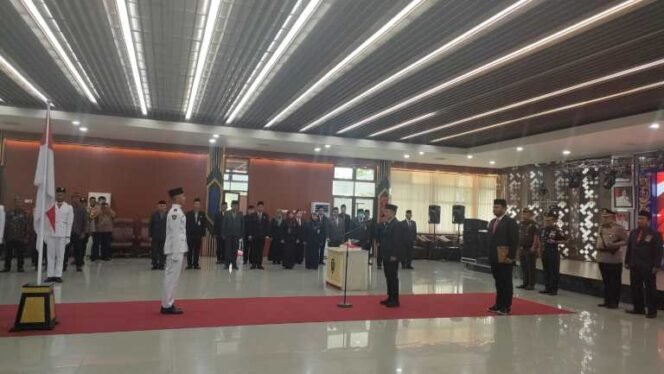 
					Sekretaris Daerah (Sekda) Bulungan, Risdianto mengukuhkan Pasukan Pengibar Bendera Pusaka (Paskibraka) Kabupaten Bulungan untuk menjalankan tugasnya pada Upacara HUT Kemerdekaan RI ke 79, 17 Agustus mendatang di Desa Salimbatu, Tanjung Palas Tengah.