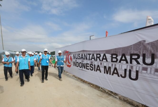 
					Direktur Utama PLN, Darmawan Prasodjo (kedua dari kanan) turun langsung menginspeksi keandalan infrastruktur ketenagalistrikan di Kawasan Inti Pusat Pemerintahan (KIPP) di IKN.