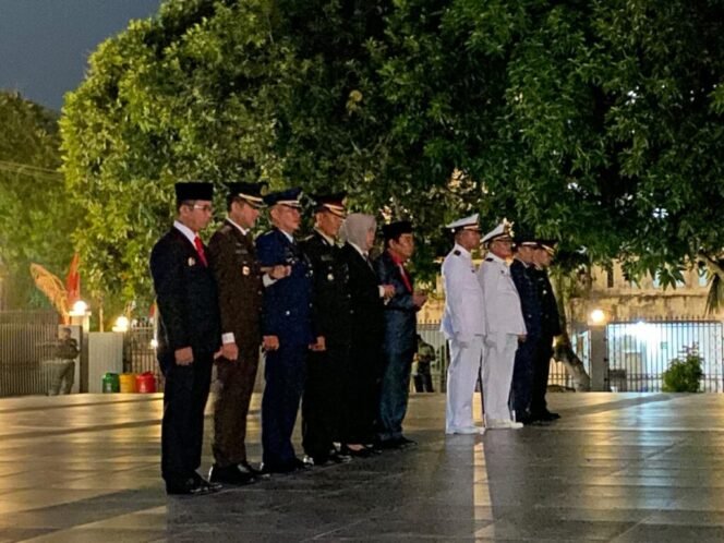 
					Walikota Balikpapan Rahmad Mas'ud saat mengikuti Apel Kehormatan dan Renungan Suci di Taman Makam Pahlawan Dharma Agung Balikpapan, Jumat (16/8/2024) sekitar Pukul 23.00 Wita.