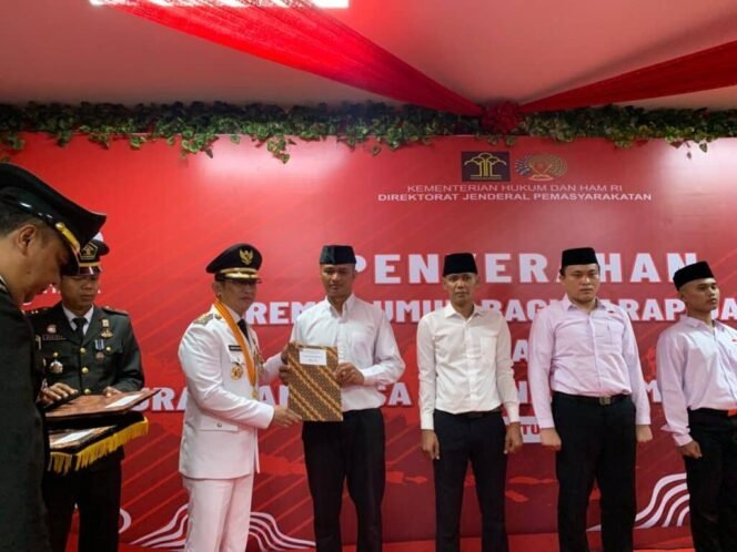 
					Pemberian remisi kepada warga binaan ini secara simbolis di serahkan langsung oleh Wali Kota Balikpapan Rahmad Masâ€™ud, bersama Kepala Lapas Klas IIA Balikpapan, Sabtu (17/8/2024).