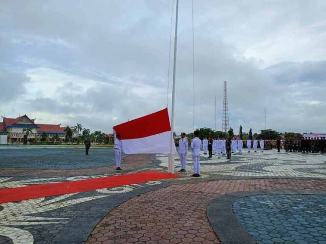 
					Lapangan Padan Liu' Burung sempat diguyur hujan, namun upacara HUT Kemerdekaan RI ke-79 di Malinau tetap berlangsung dengan penuh khidmat dan lancar.