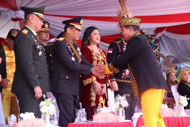 
					Kepala Kepolisian Daerah Kalimantan Utara Irjen Pol Hary Sudwijanto, S.I.K., M.Si., dengan didampingi sebagian PJU Polda Kaltara yang turut hadir dalam Upacara Peringatan HUT Ke-79 Kemerdekaan RI Tahun 2024, yang bertempat di Lapangan Agatis Tanjung Selor Kabupaten Bulungan, Sabtu (17/08/2024).