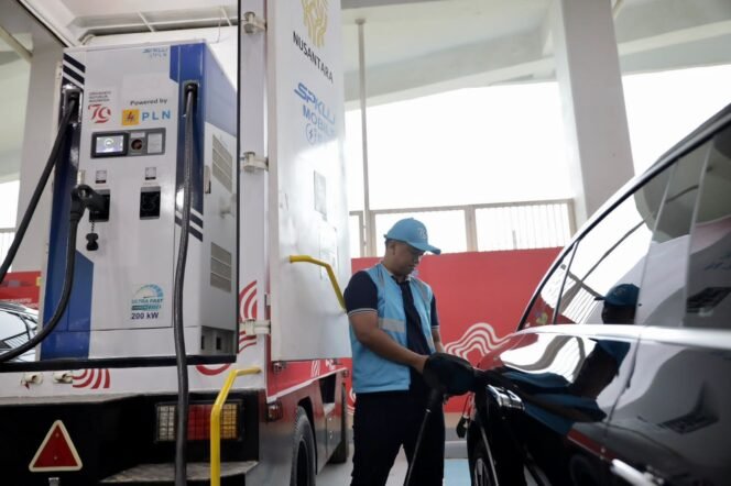 
					Proses pengisian daya mobil listrik operasional HUT Ke-79 di SPKLU Stadion Batakan.