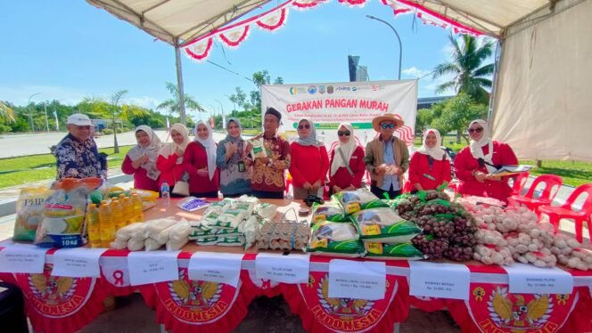 
					PANGAN MURAH : Pemprov Kaltara menggelar GPM dalam rangka HUT ke-79 Republik Indonesia di PLBN Sei Nyamuk Sebatik, Sabtu (17/8) lalu. 

