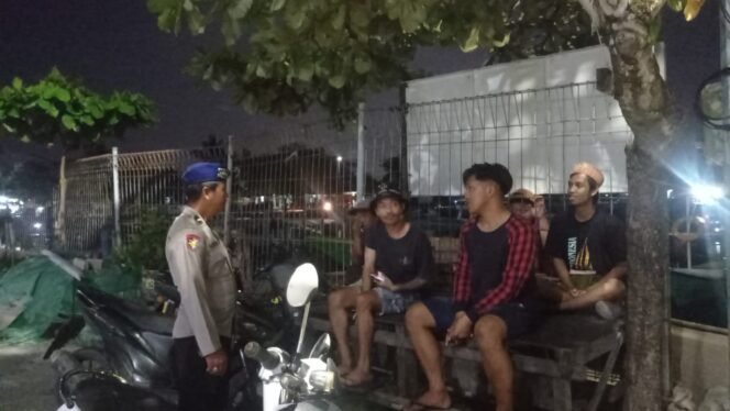 
					Satuan Polisi Perairan (Sat Polair) Polres Bontang melaksanakan kegiatan sambang kunjung ke wilayah pesisir dalam rangka memberikan imbauan kepada warga setempat terkait pentingnya menjaga suasana damai menjelang Pemilihan Kepala Daerah (Pilkada) yang akan datang.

