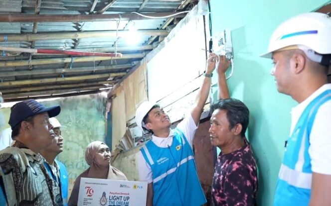 
					Menyambut Hari Kemerdekaan Republik Indonesia ke-79, PT PLN (Persero) melalui program 'Light Up The Dream' berhasil memberikan sambungan listrik secara gratis kepada 7.357 keluarga kurang mampu sepanjang tahun 2024. 