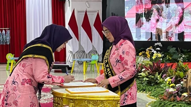 
					Bunda PAUD Balikpapan Hj. Nurlena mengukuhkan pengurus bunda PUAD tingkat kecamatan dan kelurahan Kota Balikpapan, di aula pemkot Balikpapan, Rabu (21/8/2024). 