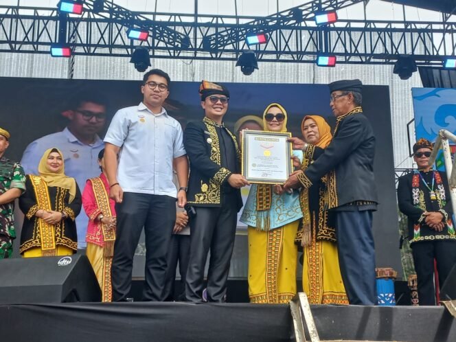 
					Rangkaian HUT Tana Tidung ke-17 tahun ini tidak hanya menggelar pesta rakyat yang meriah, tetapi juga bakal masuk dalam Museum Rekor Indonesia (MURI) untuk replika Ajung Berambang Padau Talu Dulung terbesar.