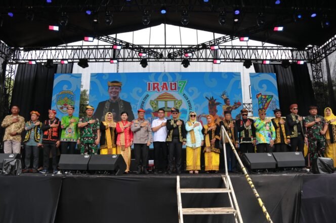 
					Kepala Kepolisian Daerah Kalimantan Utara (Kapolda Kaltara), Irjen Pol. Hary Sudwijanto S.I.K.,M.Si, secara resmi membuka Festival Budaya dalam Irau ke-7 di Kabupaten Tana Tidung. Acara pembukaan tersebut digelar dalam rangka memperingati HUT Kabupaten Tana Tidung ke-17, Rabu , ( 21/ 08 / 24), di Lapangan Utama Tana Tidung.

