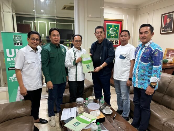 
					Dewan Pengurus Pusat (DPP) Partai Kebangkitan Bangsa (PKB) secara resmi telah mengeluarkan surat keputusan (SK) dan surat Model B.Persetujuan.Parpol.KWK (B.1-KWK) yang menetapkan Dr. Yansen TP, M.Si dan Mayjen TNI (Purn) Suratno, S.I.P, M.I.Pol sebagai calon gubernur dan wakil gubernur Provinsi Kalimantan Utara (Kaltara), Kamis malam (22/8/2024).