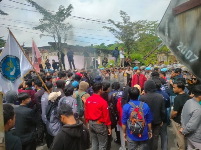 
					Aksi Mahasiswa Tolak RUU Pilkada di Tarakan Bentrok dengan Petugas