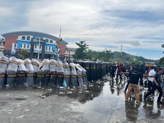 
					Polres Tarakan Gelar Simulasi Sispamkota di Taman Berkampung, Senin (26/8/2204).