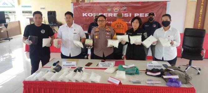 
					Kapolres Tarakan AKBP Adi Saptia Sudirna, saat menunjukkan barang bukti 24 kg sabu dalam rilis Senin (26/8/2024).