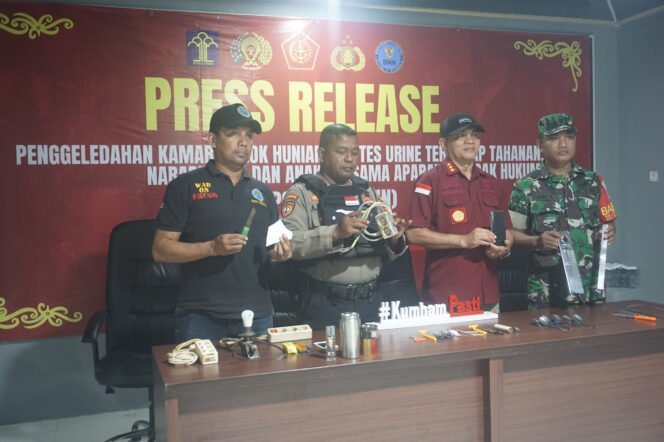 
					Lembaga Pemasyarakatan (Lapas) Kelas IIA Tarakan menggelar Apel Siaga dirangkai dengan Razia penggeladahan kamar hunian Warga Binaan Pemasyarakatan (WBP) sekaligus test urine bekerjasama dengan Aparat Penegak Hukum (APH) TNI/POLRI serta Badan Narkotika Nasional Kota (BNNK) Kota Tarakan, Selasa (27/08) malam.


