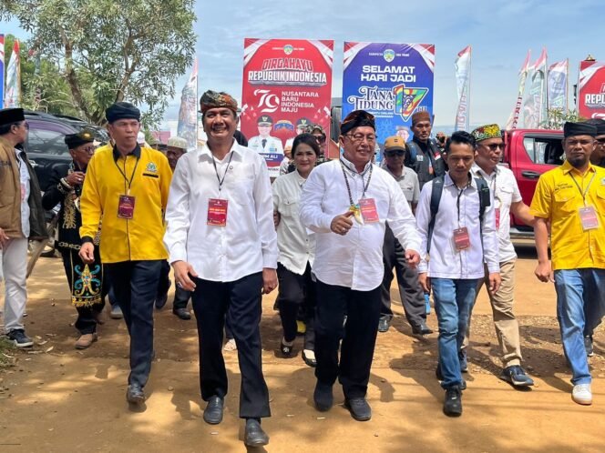 
					Pasangan Bakal Calon Bupati Said Agil dan Bakal Calon Wakil Bupati Hendrik (SAH) mendaftar ke KPU Tana Tidung, Kamis (29/8/2024). 

