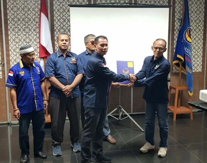 
					Sekretaris DPW Partai Nasdem Kaltara Supa'ad Hadianto serahkan SK B.P.P.KWK paslon Khairul-Ibnu Saud ke DPD Partai Nasdem Tarakan. Foto : Fokusborneo.com 