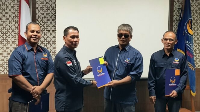 
					Sekretaris DPW Partai Nasdem Kaltara Supa'ad Hadianto serahkan SK B.P.P.KWK kepada paslon Ibrahim Ali-Sabri untuk maju di Pilkada Tana Tidung. Foto : Fokusborneo.com 