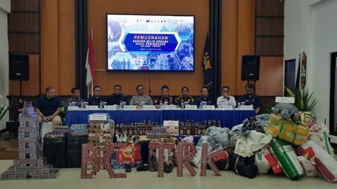 
					Bea Cukai Tarakan musnahkan ratusan ribu batang rokok dan miras. Foto : Fokusborneo.com 