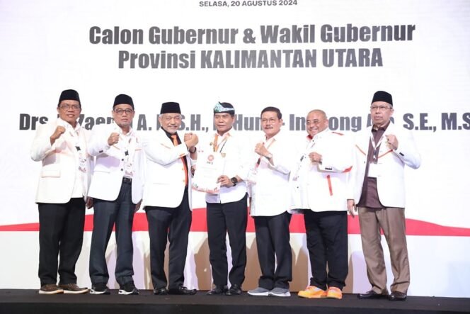 
					Presiden PKS Ahmad Syaikhu serahkan SK B1-KWK kepada paslon Zainal-Ingkong Ala. Foto : Ist 
