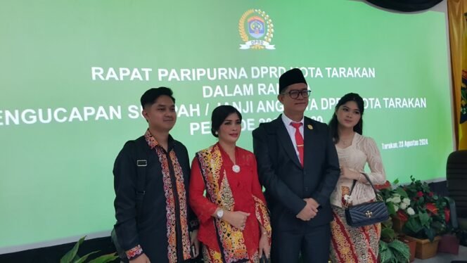 
					Anggota DPRD Kota Tarakan Dapot Sinaga bersama keluarga. Foto : Fokusborneo.com 