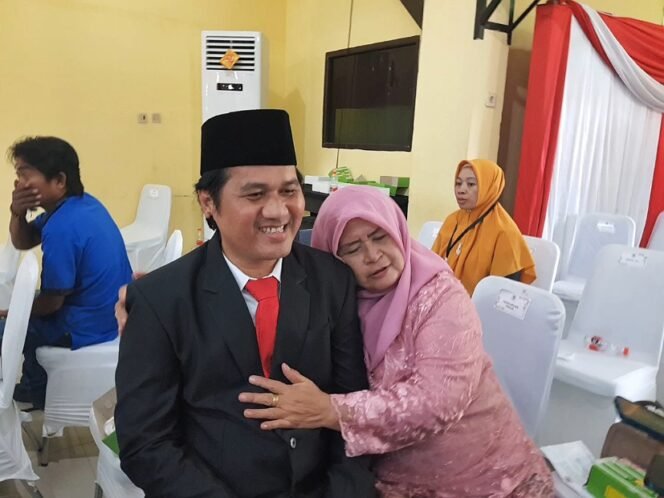 
					Anggota DPRD Kota Tarakan Suryadi Sangkala bersama Ibunya. Foto : Fokusborneo.com 
