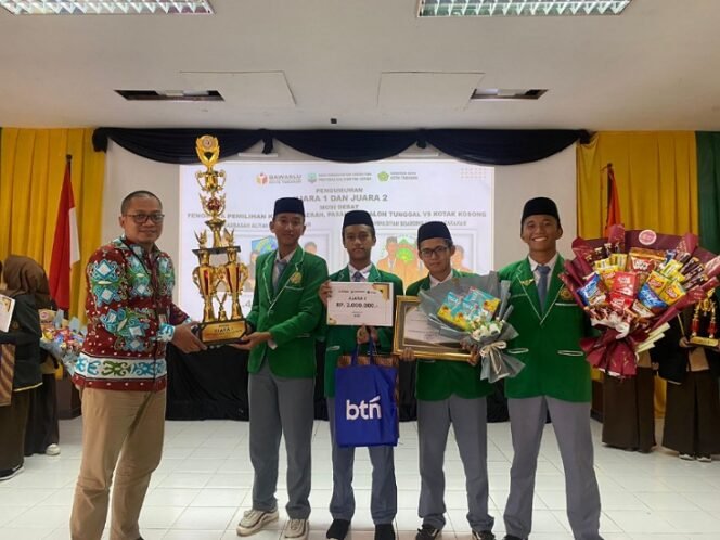 
					SMA MBS Juara 1 Kompetisi Debat Demokrasi Bawaslu Tarakan. Foto : Ist 
