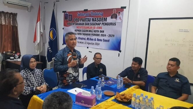 
					Calon Walikota dr. Khairul saat menerima SK B1-KWK dari NasDem. Foto : Fokusborneo.com 
