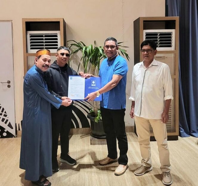 
					PAN serahkan SK B1-KWK kepada paslon Sulaiman-Adri Patton. Foto : Ist 