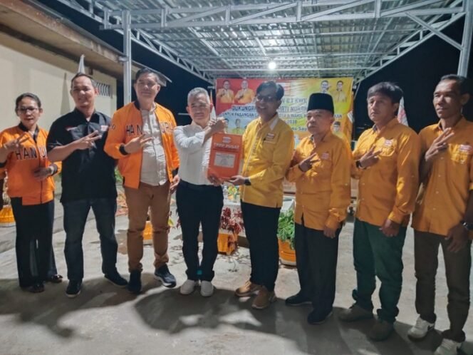 
					Calon Walikota Tarakan dr. Khairul menerima formulir model B1-KWK dari Hanura. Foto : Ist 