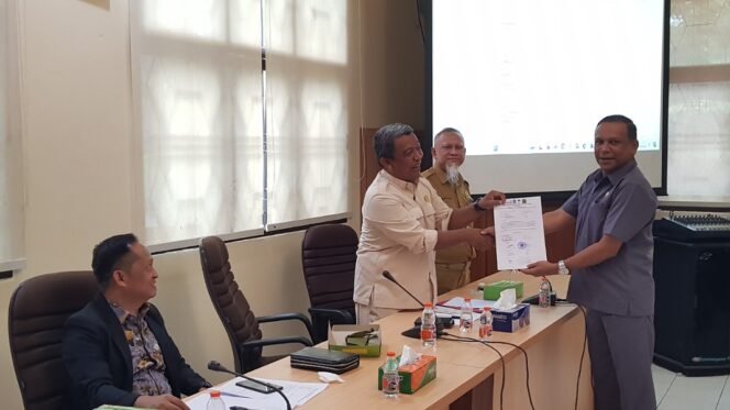 
					Ketua Fraksi Harapan Abdul Kadir menyerahkan sk susunan anggota fraksi ke Ketua Sementara DPRD  Tarakan Muhammad Yunus. Foto : Fokusborneo.com 